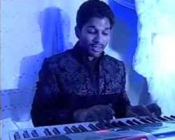 Allu can do anything to impress girls. He learned to play keyboard only to impress girls. (Though I think his dashing looks are enough for that!)